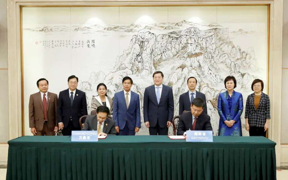 ballbet贝博环境向老挝万象捐赠7台环卫装备，助力“一带一路”建设