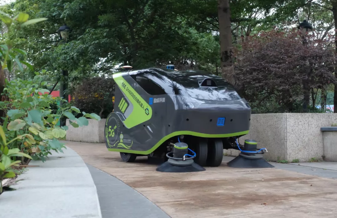 ballbet贝博环境5G环卫机器人亮相2021中国创新创业成果交易会